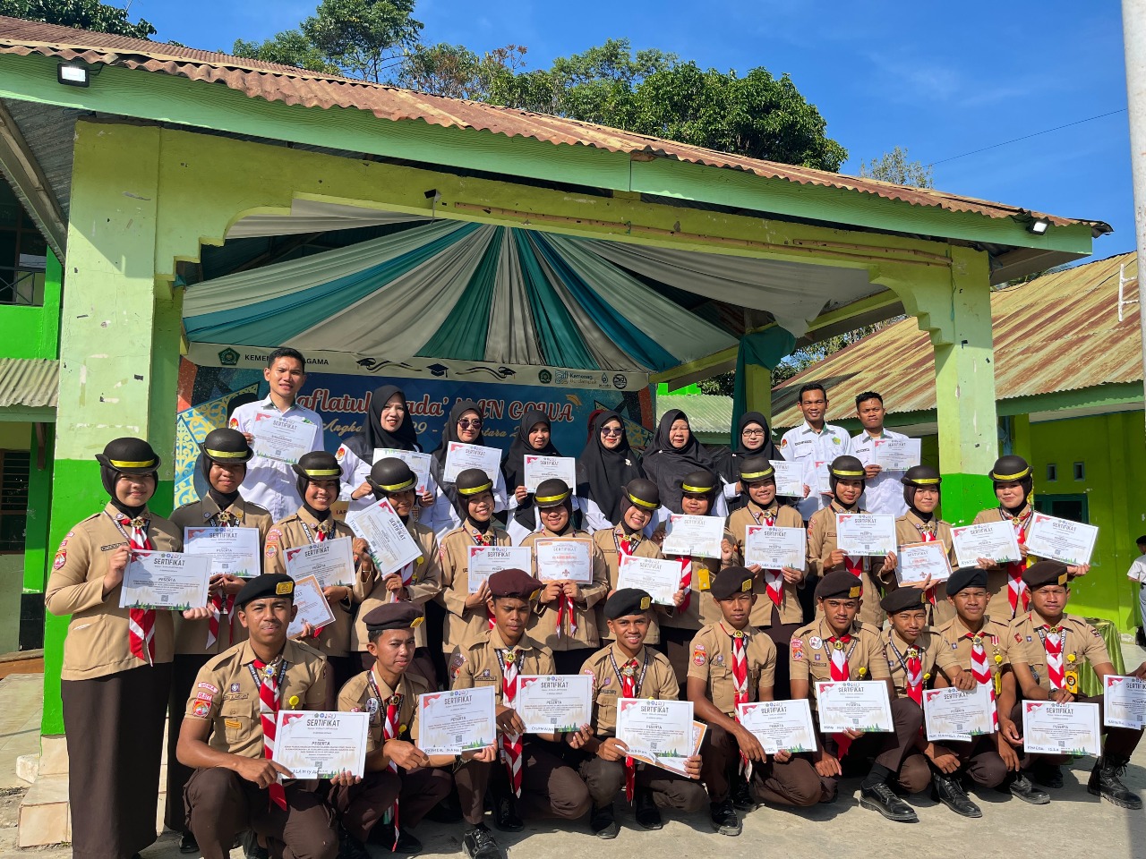 Berjaya di Lapangan, Unggul di Akademik: MAN Gowa Apresiasi Pahlawan Pramuka dan Jawara Olimpiade Biologi